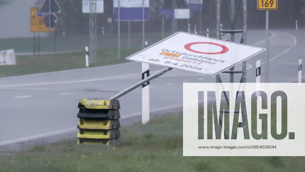 Kräftige Gewitter und Unwetter haben das Frühlingswetter am Wochenende beendet. Gegen 12 Uhr zog eine Gewitterfront aus Westen auf und leitete einen Temperatursturz ein. Über Zwönitz entluden sich heftige Regenfälle und bis zu 1 cm großer Hagel. Das Unwetter sorgte für eine Winterlandschaft im Ort. Dächer, Spielplätze und Wiesen waren vom Hagel bedeckt. Auf den Straßen wurde es gefährlich glatt. Der Starkregen führte ebenfalls zu leichten Überflutungen. Der Sturm warf einige Verkehrsschilder um. Mit Durchzug der Kaltfront sank das Thermometer auf nur noch 5 Â°C. Frühblüher, wie Narzissen, Tulpen oder Stiefmütterchen wurden von dem Hagel in Mitleidenschaft gezogen. Größere Schäden blieben zum Glück aus. Zwönitz Sachsen