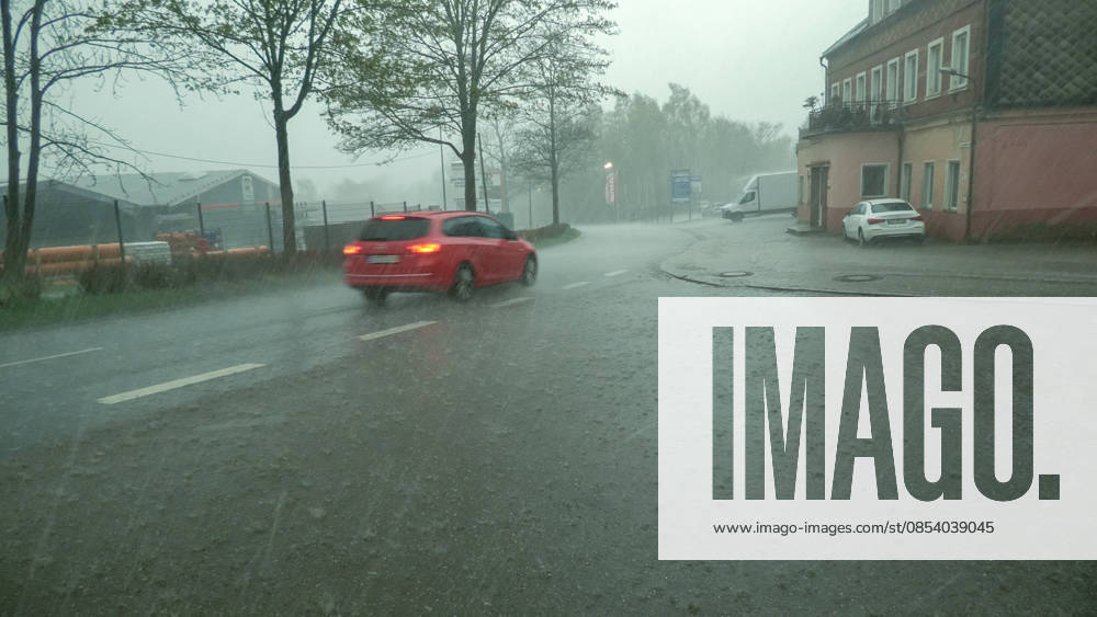 Kräftige Gewitter und Unwetter haben das Frühlingswetter am Wochenende beendet. Gegen 12 Uhr zog eine Gewitterfront aus Westen auf und leitete einen Temperatursturz ein. Über Zwönitz entluden sich heftige Regenfälle und bis zu 1 cm großer Hagel. Das Unwetter sorgte für eine Winterlandschaft im Ort. Dächer, Spielplätze und Wiesen waren vom Hagel bedeckt. Auf den Straßen wurde es gefährlich glatt. Der Starkregen führte ebenfalls zu leichten Überflutungen. Der Sturm warf einige Verkehrsschilder um. Mit Durchzug der Kaltfront sank das Thermometer auf nur noch 5 °C. Frühblüher, wie Narzissen, Tulpen oder Stiefmütterchen wurden von dem Hagel in Mitleidenschaft gezogen. Größere Schäden blieben zum Glück aus. Zwönitz Sachsen