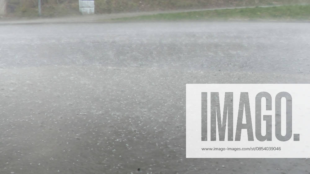 Kräftige Gewitter und Unwetter haben das Frühlingswetter am Wochenende beendet. Gegen 12 Uhr zog eine Gewitterfront aus Westen auf und leitete einen Temperatursturz ein. Über Zwönitz entluden sich heftige Regenfälle und bis zu 1 cm großer Hagel. Das Unwetter sorgte für eine Winterlandschaft im Ort. Dächer, Spielplätze und Wiesen waren vom Hagel bedeckt. Auf den Straßen wurde es gefährlich glatt. Der Starkregen führte ebenfalls zu leichten Überflutungen. Der Sturm warf einige Verkehrsschilder um. Mit Durchzug der Kaltfront sank das Thermometer auf nur noch 5 °C. Frühblüher, wie Narzissen, Tulpen oder Stiefmütterchen wurden von dem Hagel in Mitleidenschaft gezogen. Größere Schäden blieben zum Glück aus. Zwönitz Sachsen