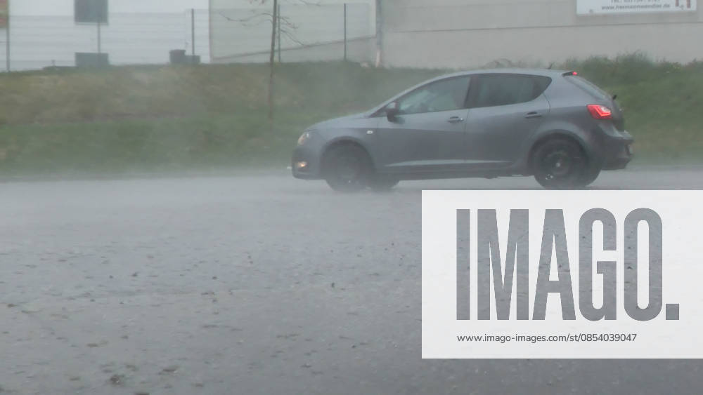 Kräftige Gewitter und Unwetter haben das Frühlingswetter am Wochenende beendet. Gegen 12 Uhr zog eine Gewitterfront aus Westen auf und leitete einen Temperatursturz ein. Über Zwönitz entluden sich heftige Regenfälle und bis zu 1 cm großer Hagel. Das Unwetter sorgte für eine Winterlandschaft im Ort. Dächer, Spielplätze und Wiesen waren vom Hagel bedeckt. Auf den Straßen wurde es gefährlich glatt. Der Starkregen führte ebenfalls zu leichten Überflutungen. Der Sturm warf einige Verkehrsschilder um. Mit Durchzug der Kaltfront sank das Thermometer auf nur noch 5 °C. Frühblüher, wie Narzissen, Tulpen oder Stiefmütterchen wurden von dem Hagel in Mitleidenschaft gezogen. Größere Schäden blieben zum Glück aus. Zwönitz Sachsen