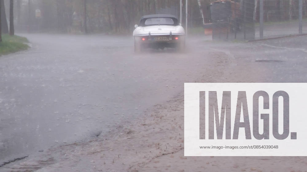 Kräftige Gewitter und Unwetter haben das Frühlingswetter am Wochenende beendet. Gegen 12 Uhr zog eine Gewitterfront aus Westen auf und leitete einen Temperatursturz ein. Über Zwönitz entluden sich heftige Regenfälle und bis zu 1 cm großer Hagel. Das Unwetter sorgte für eine Winterlandschaft im Ort. Dächer, Spielplätze und Wiesen waren vom Hagel bedeckt. Auf den Straßen wurde es gefährlich glatt. Der Starkregen führte ebenfalls zu leichten Überflutungen. Der Sturm warf einige Verkehrsschilder um. Mit Durchzug der Kaltfront sank das Thermometer auf nur noch 5 °C. Frühblüher, wie Narzissen, Tulpen oder Stiefmütterchen wurden von dem Hagel in Mitleidenschaft gezogen. Größere Schäden blieben zum Glück aus. Zwönitz Sachsen