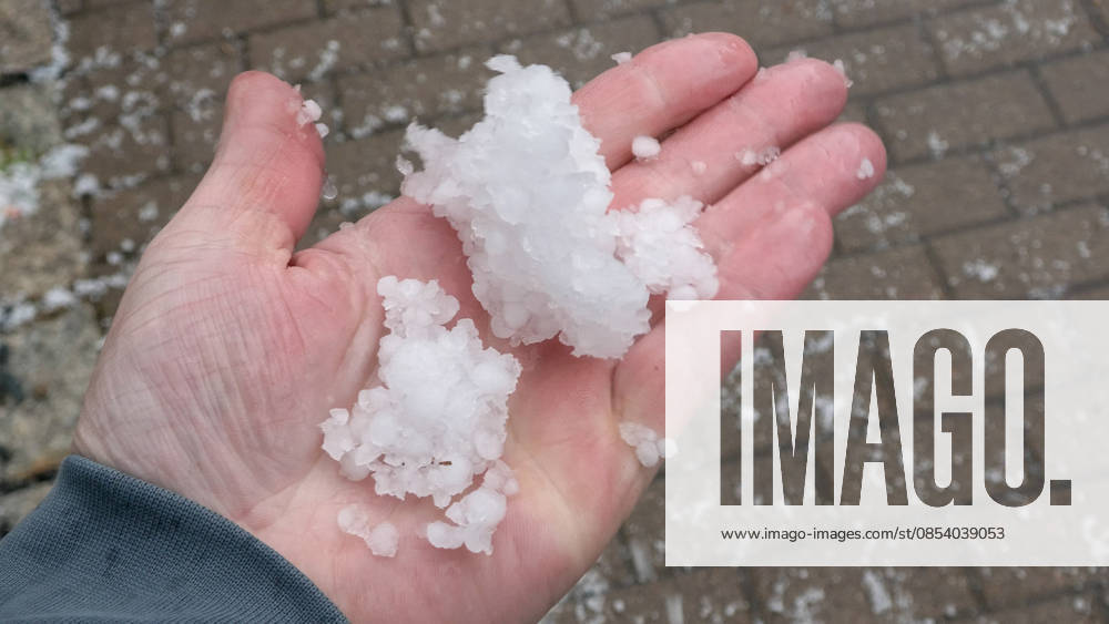 Kräftige Gewitter und Unwetter haben das Frühlingswetter am Wochenende beendet. Gegen 12 Uhr zog eine Gewitterfront aus Westen auf und leitete einen Temperatursturz ein. Über Zwönitz entluden sich heftige Regenfälle und bis zu 1 cm großer Hagel. Das Unwetter sorgte für eine Winterlandschaft im Ort. Dächer, Spielplätze und Wiesen waren vom Hagel bedeckt. Auf den Straßen wurde es gefährlich glatt. Der Starkregen führte ebenfalls zu leichten Überflutungen. Der Sturm warf einige Verkehrsschilder um. Mit Durchzug der Kaltfront sank das Thermometer auf nur noch 5 °C. Frühblüher, wie Narzissen, Tulpen oder Stiefmütterchen wurden von dem Hagel in Mitleidenschaft gezogen. Größere Schäden blieben zum Glück aus. Zwönitz Sachsen