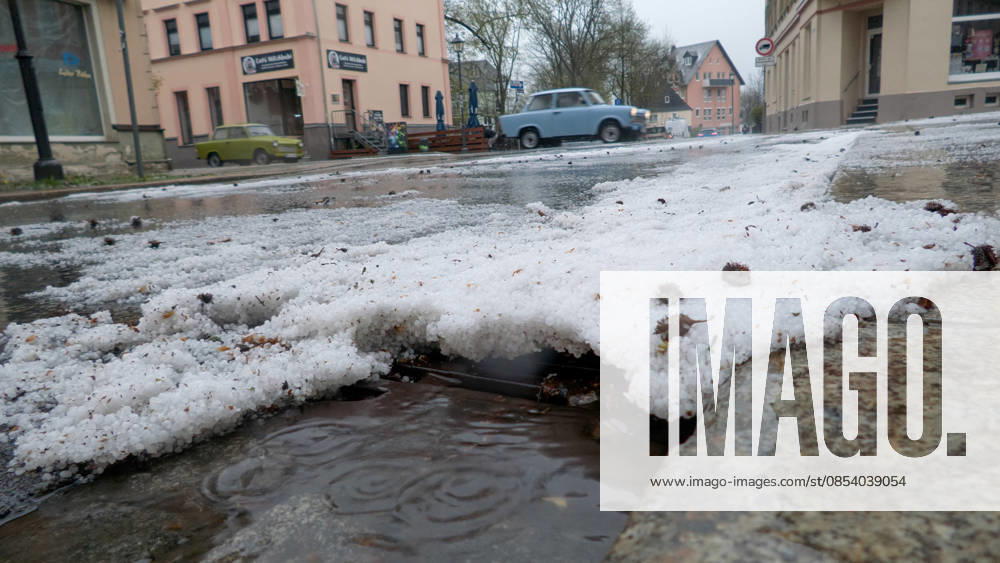 Kräftige Gewitter und Unwetter haben das Frühlingswetter am Wochenende beendet. Gegen 12 Uhr zog eine Gewitterfront aus Westen auf und leitete einen Temperatursturz ein. Über Zwönitz entluden sich heftige Regenfälle und bis zu 1 cm großer Hagel. Das Unwetter sorgte für eine Winterlandschaft im Ort. Dächer, Spielplätze und Wiesen waren vom Hagel bedeckt. Auf den Straßen wurde es gefährlich glatt. Der Starkregen führte ebenfalls zu leichten Überflutungen. Der Sturm warf einige Verkehrsschilder um. Mit Durchzug der Kaltfront sank das Thermometer auf nur noch 5 Â°C. Frühblüher, wie Narzissen, Tulpen oder Stiefmütterchen wurden von dem Hagel in Mitleidenschaft gezogen. Größere Schäden blieben zum Glück aus. Zwönitz Sachsen