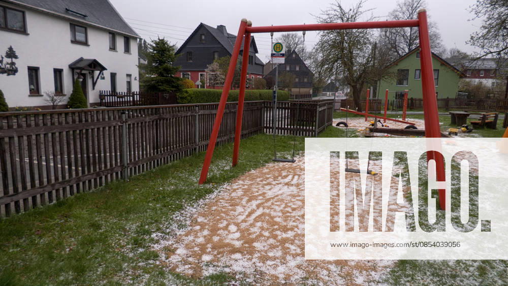 Kräftige Gewitter und Unwetter haben das Frühlingswetter am Wochenende beendet. Gegen 12 Uhr zog eine Gewitterfront aus Westen auf und leitete einen Temperatursturz ein. Über Zwönitz entluden sich heftige Regenfälle und bis zu 1 cm großer Hagel. Das Unwetter sorgte für eine Winterlandschaft im Ort. Dächer, Spielplätze und Wiesen waren vom Hagel bedeckt. Auf den Straßen wurde es gefährlich glatt. Der Starkregen führte ebenfalls zu leichten Überflutungen. Der Sturm warf einige Verkehrsschilder um. Mit Durchzug der Kaltfront sank das Thermometer auf nur noch 5 Â°C. Frühblüher, wie Narzissen, Tulpen oder Stiefmütterchen wurden von dem Hagel in Mitleidenschaft gezogen. Größere Schäden blieben zum Glück aus. Zwönitz Sachsen