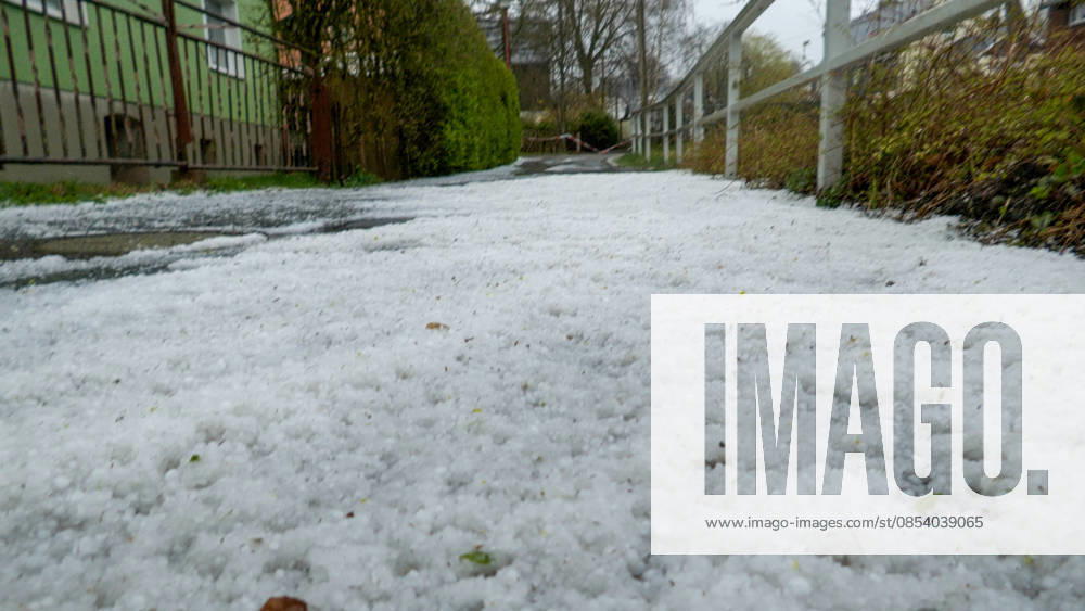 Kräftige Gewitter und Unwetter haben das Frühlingswetter am Wochenende beendet. Gegen 12 Uhr zog eine Gewitterfront aus Westen auf und leitete einen Temperatursturz ein. Über Zwönitz entluden sich heftige Regenfälle und bis zu 1 cm großer Hagel. Das Unwetter sorgte für eine Winterlandschaft im Ort. Dächer, Spielplätze und Wiesen waren vom Hagel bedeckt. Auf den Straßen wurde es gefährlich glatt. Der Starkregen führte ebenfalls zu leichten Überflutungen. Der Sturm warf einige Verkehrsschilder um. Mit Durchzug der Kaltfront sank das Thermometer auf nur noch 5 °C. Frühblüher, wie Narzissen, Tulpen oder Stiefmütterchen wurden von dem Hagel in Mitleidenschaft gezogen. Größere Schäden blieben zum Glück aus. Zwönitz Sachsen