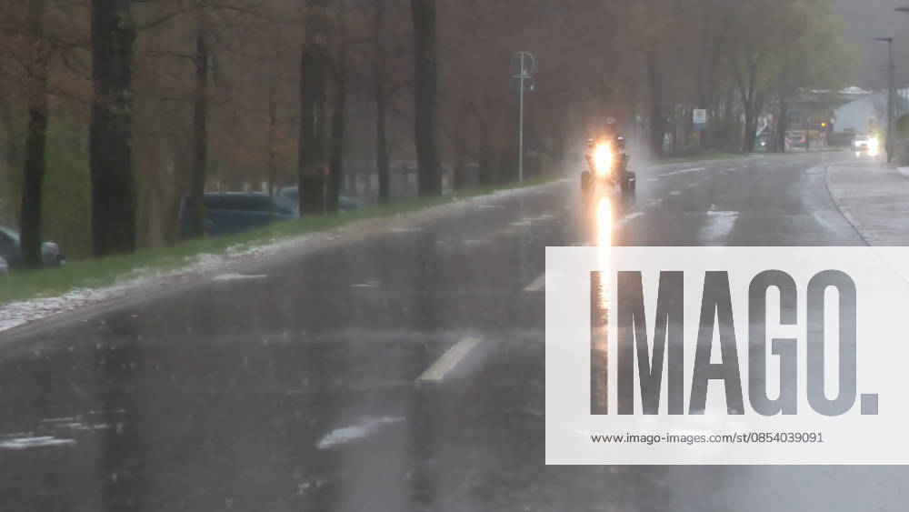 Kräftige Gewitter und Unwetter haben das Frühlingswetter am Wochenende beendet. Gegen 12 Uhr zog eine Gewitterfront aus Westen auf und leitete einen Temperatursturz ein. Über Zwönitz entluden sich heftige Regenfälle und bis zu 1 cm großer Hagel. Das Unwetter sorgte für eine Winterlandschaft im Ort. Dächer, Spielplätze und Wiesen waren vom Hagel bedeckt. Auf den Straßen wurde es gefährlich glatt. Der Starkregen führte ebenfalls zu leichten Überflutungen. Der Sturm warf einige Verkehrsschilder um. Mit Durchzug der Kaltfront sank das Thermometer auf nur noch 5 °C. Frühblüher, wie Narzissen, Tulpen oder Stiefmütterchen wurden von dem Hagel in Mitleidenschaft gezogen. Größere Schäden blieben zum Glück aus. Zwönitz Sachsen