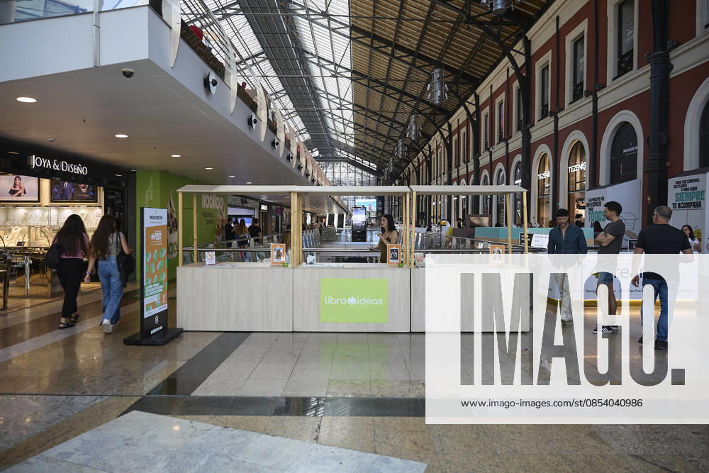 Book fair in Príncipe Pío Madrid Several people visit the Book Fair, in the Príncipe Pío shopping center, on April 19, 2026, Madrid Spain The Príncipe Pío shopping center celebrates Libro Ideas Fest, a fair that brings together some thirty writers and illustrators of different genres, from illustration and thrillers to poetry, romance novels, fantasy and childrens literature 19 APRIL 2026 Jesús Hellí Madrid Madrid Madrid Spain