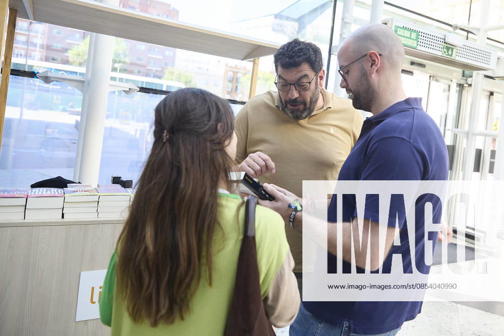 Book fair in Príncipe Pío Madrid Several people visit the Book Fair, in the Príncipe Pío shopping center, on April 19, 2026, Madrid Spain The Príncipe Pío shopping center celebrates Libro Ideas Fest, a fair that brings together some thirty writers and illustrators of different genres, from illustration and thrillers to poetry, romance novels, fantasy and childrens literature 19 APRIL 2026 Jesús Hellí Madrid Madrid Madrid Spain