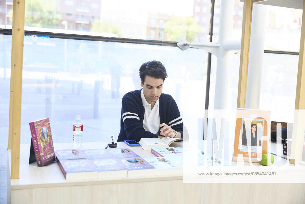 Book Fair in Príncipe Pío Madrid The writer Rodrigo Paniagua signs copies at the Book Fair, in the Príncipe Pío shopping center, on April 19, 2026, Madrid Spain The Príncipe Pío shopping center celebrates Libro Ideas Fest, a fair that brings together thirty writers and illustrators of different genres, from illustration and thrillers to poetry, romance novels, fantasy and childrens literature 19 APRIL 2026 Jesús Hellí Madrid Madrid Madrid Spain