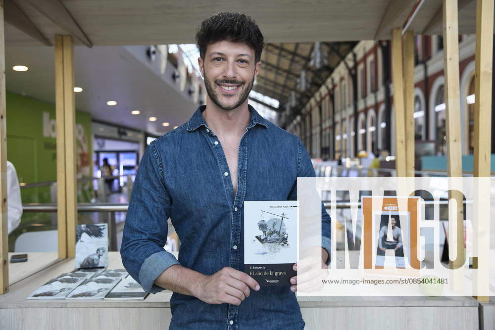 Book Fair in Príncipe Pío Madrid The writer J Santatecla signs copies at the Book Fair, in the Príncipe Pío shopping center, on April 19, 2026, Madrid Spain The Príncipe Pío shopping center celebrates Libro Ideas Fest, a fair that brings together some thirty writers and illustrators of different genres, from illustration and thrillers to poetry, romantic novels, fantasy and childrens literature 19 APRIL 2026 Jesús Hellí Madrid Madrid Madrid Spain