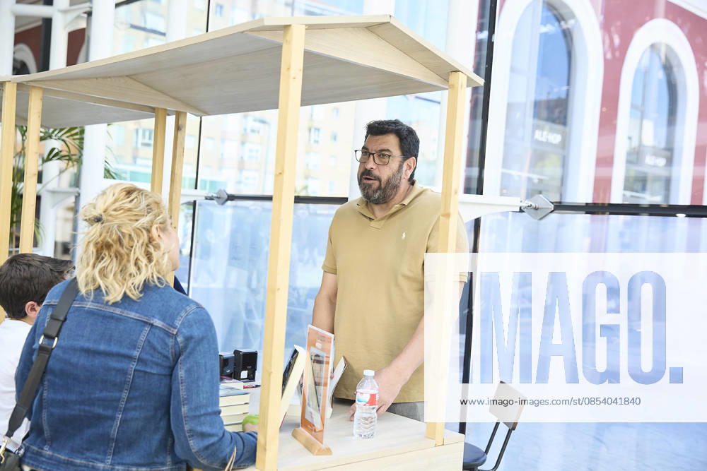 Book fair in Príncipe Pío Madrid Several people visit the Book Fair, in the Príncipe Pío shopping center, on April 19, 2026, Madrid Spain The Príncipe Pío shopping center celebrates Libro Ideas Fest, a fair that brings together some thirty writers and illustrators of different genres, from illustration and thrillers to poetry, romance novels, fantasy and childrens literature 19 APRIL 2026 Jesús Hellí Madrid Madrid Madrid Spain