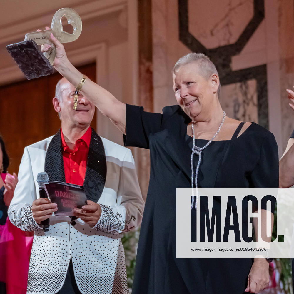 20260418 19. DAC Dancer against Cancer Ball WIEN, OESTERREICH - 18. APRIL: Musiker, Entertainer und Host des Abends Andy Lee Lang und Fachaerztin, ehemalige Gesundheits- und Familienministerin, MAYAID Preistraegin 2026 und Testimonial des Kalenders Andrea Kdolsky waehrend der Preisverleihung des MyAid Awards 2026 anlaesslich des 19. DaC Dancer against Cancer Galaballs in der Wiener Hofburg am 18. April 2026 in Wien, Oesterreich. 260418_SEPA_17_096