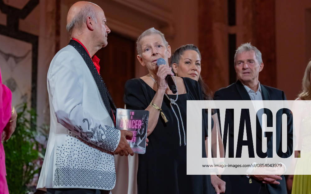 20260418 19. DAC Dancer against Cancer Ball WIEN, OESTERREICH - 18. APRIL: Musiker, Entertainer und Host des Abends Andy Lee Lang, Fachaerztin, ehemalige Gesundheits- und Familienministerin, MAYAID Preistraegin 2026 und Testimonial des Kalenders Andrea Kdolsky, Martial-Arts-Ikone Bruce Lees Tochter, Schauspielerin, Bruce Lee Family Companies CEO, Vorsitzende des Verwaltungsrates der Bruce Lee Foundation und Stargast des Balls Shannon Lee und Fotograf Manfred Baumann waehrend der Preisverleihung des MyAid Awards 2026 anlaesslich des 19. DaC Dancer against Cancer Galaballs in der Wiener Hofburg am 18. April 2026 in Wien, Oesterreich. 260418_SEPA_17_100