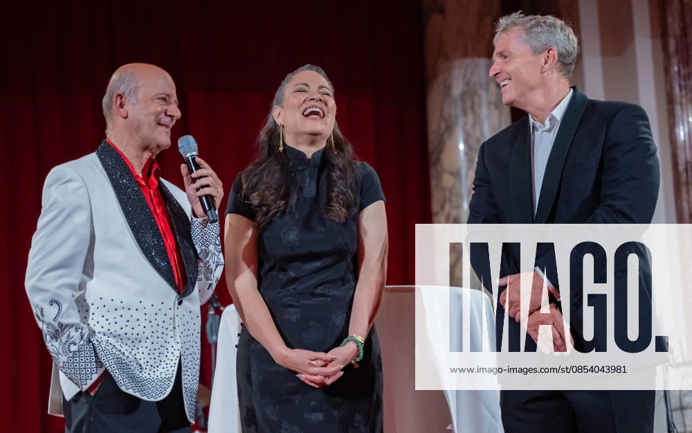 20260418 19. DAC Dancer against Cancer Ball WIEN, OESTERREICH - 18. APRIL: Musiker, Entertainer und Host des Abends Andy Lee Lang, Martial-Arts-Ikone Bruce Lees Tochter, Schauspielerin, Bruce Lee Family Companies CEO, Vorsitzende des Verwaltungsrates der Bruce Lee Foundation und Stargast des Balls Shannon Lee und Fotograf Manfred Baumann waehrend der Verleihung des MAYAID 2026 Awards anlaesslich des 19. DaC Dancer against Cancer Galaballs in der Wiener Hofburg am 18. April 2026 in Wien, Oesterreich. 260418_SEPA_17_110