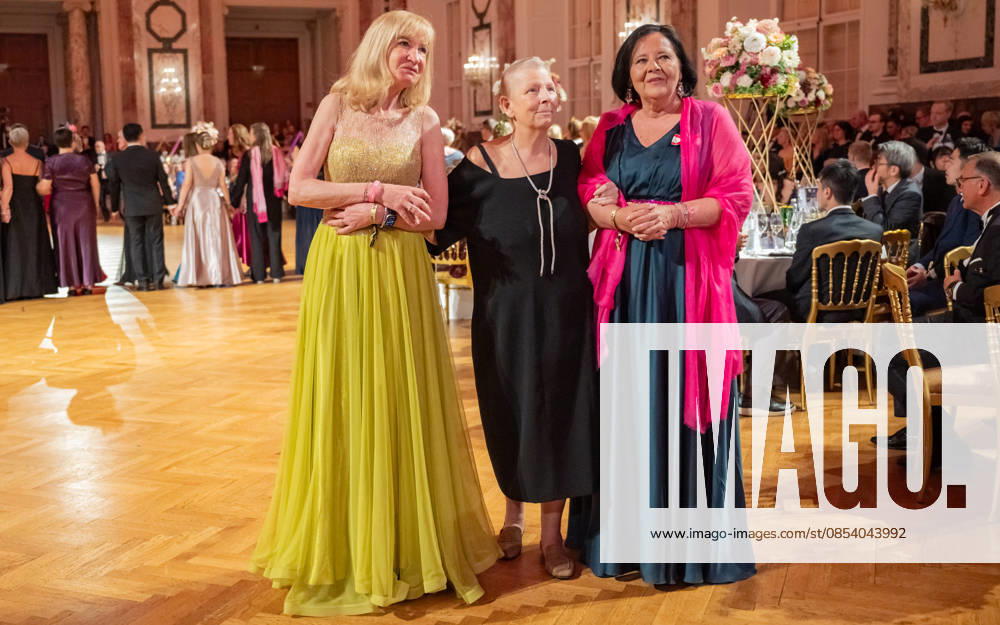 20260418 19. DAC Dancer against Cancer Ball WIEN, OESTERREICH - 18. APRIL: Fachaerztin fuer Frauenheilkunde und Geburtshilfe und Vorstandspraesidentin der Krebshilfe Wien Ursula Denison , Fachaerztin, ehemalige Gesundheits- und Familienministerin, MAYAID Preistraegin 2026 und Testimonial des Kalenders Andrea Kdolsky und Geschaeftsfuehrerin der oesterreichischen Krebshilfe und Projektleiterin der -Pink Ribbon- Aktion Doris Kiefhaber waehrend der Verleihung des MAYAID 2026 Awards anlaesslich des 19. DaC Dancer against Cancer Galaballs in der Wiener Hofburg am 18. April 2026 in Wien, Oesterreich. 260418_SEPA_17_085