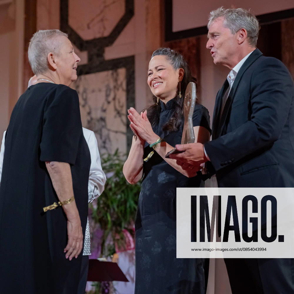 20260418 19. DAC Dancer against Cancer Ball WIEN, OESTERREICH - 18. APRIL: Preistraegerin des MyAid Awards 2026 Fachaerztin, ehemalige Gesundheits- und Familienministerin und Testimonial des Kalenders Andrea Kdolsky erhaelt den Preis von Martial-Arts-Ikone Bruce Lees Tochter, Schauspielerin, Bruce Lee Family Companies CEO, Vorsitzende des Verwaltungsrates der Bruce Lee Foundation und Stargast des Balls Shannon Lee und Fotograf Manfred Baumann waehrend des 19. DaC Dancer against Cancer Galaballs in der Wiener Hofburg am 18. April 2026 in Wien, Oesterreich. 260418_SEPA_17_090