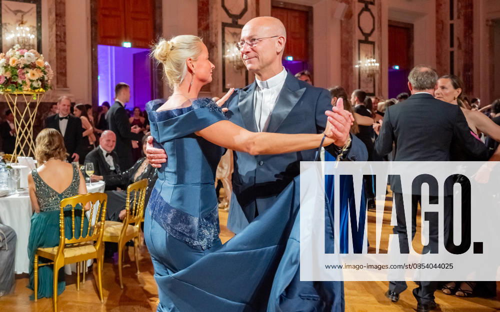 20260418 19. DAC Dancer against Cancer Ball WIEN, OESTERREICH - 18. APRIL: HYPO NOe Veranlagungsexpertin Natalie Nemec und Priester, Dechant, Domkapitular, Dompfarrer des Wiener Stephansdoms Oesterreichs Society-Pfarrer Anton -Toni- Faberwaehrend des des 19. DaC Dancer against Cancer Galaballs in der Wiener Hofburg am 18. April 2026 in Wien, Oesterreich. 260418_SEPA_17_155