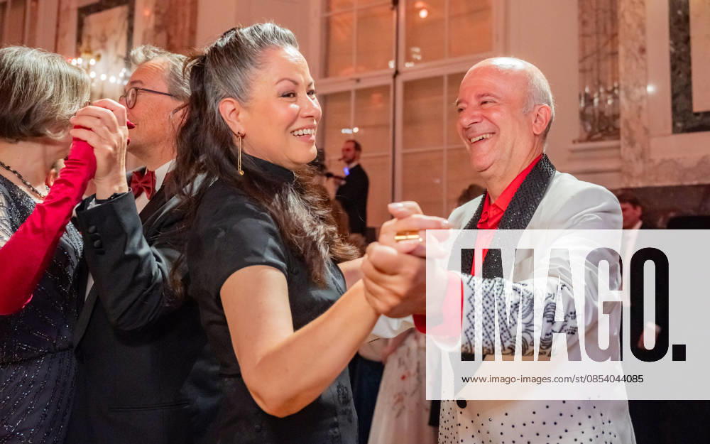 20260418 19. DAC Dancer against Cancer Ball WIEN, OESTERREICH - 18. APRIL: Musiker, Entertainer und Host des Abends Andy Lee Lang und Martial-Arts-Ikone Bruce Lees Tochter, Schauspielerin, Bruce Lee Family Companies CEO, Vorsitzende des Verwaltungsrates der Bruce Lee Foundation und Stargast des Balls Shannon Lee waehrend des des 19. DaC Dancer against Cancer Galaballs in der Wiener Hofburg am 18. April 2026 in Wien, Oesterreich. 260418_SEPA_17_146