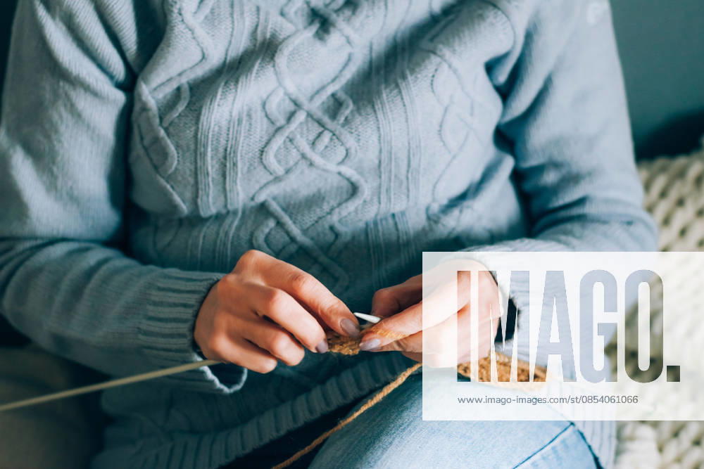 Handarbeit als Hobby für Frauen: Stricken. Eine Frau strickt mit Stricknadeln Women s needlework hobby knitting. Woman knits on knitting needles (License=RF) ,model released, Symbolfoto