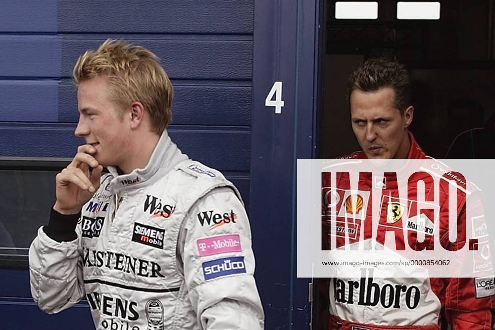 Kimi Räikkönen (li., Finnland McLaren-Mercedes) wird von Konkurrent Michael Schumacher (Deutschland Ferrari) argwöhnisch beobachtet Motorsport Grand Prix Herren Großer Preis von Europa 2003, Formel 1 Weltmeisterschaft, F1, F, GP, WM, Einzelbild Nürburgring Nürburg Komik,