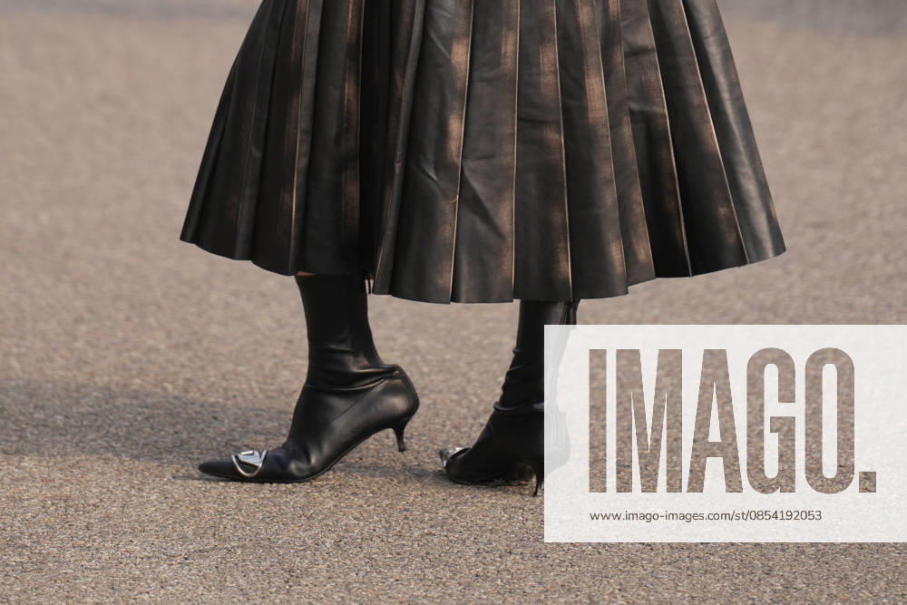 Mailand, Italien ? 24. Februar 2026: Eine Frau trägt Schuhe von Diesel. Details zum Outfit, Streetstyle-Look Milan, Italy - February, 24, 2026: woman wears Diesel shoes. Fashion outfit details, street style look accessory (License=RM)