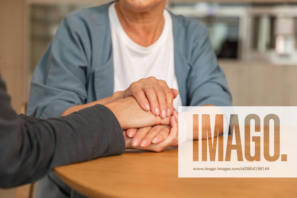 Glückliche Familie. Begleitende Frau Hände halten Hände lieben ältere Frau Mutter. Grown up Tochter und Mutter Großmutter genießen Armbindung. Familiengenerationen zu Hause. Familie Moment Liebe und kümmern. Happy family. Caring woman hands holding hands loving older woman mother. Grown up daughter and mom grandmother enjoying arm bonding. Family generations together at home. Family moment love and care (License=RF) ,model released, Symbolfoto