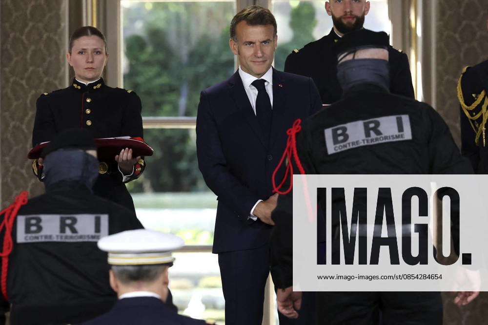Decoration Ceremony For The Police Forces Who Intervened At The Bataclan - Paris France s President, Emmanuel Macron decorates police officers after awarding them during a ceremony to honour the police officers who intervened in the Bataclan concert hall on November 13, 2015 s attacks, at the Elysee Palace in Paris, on April 21, 2026. ? Stephane Lemouton SIPA LEMOUTONSTEPHANE_260421A053 Credit:Stephane Lemouton SIPA 2604211425 Photo by Stephane Lemouton Pool ABACAPRESS.COM Paris France
