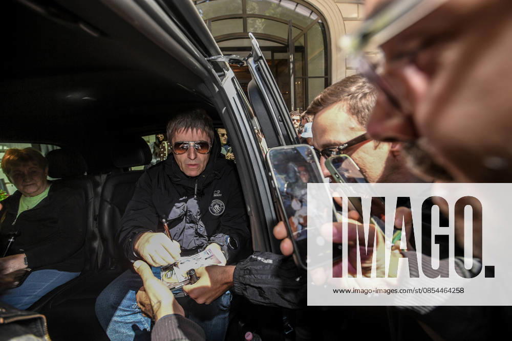 **NO WEB AND NEWSPAPERS ONLY FOR ITALY** Liam Gallagher and his mother Peggy leave the Hotel Eden in Via Ludovisi.