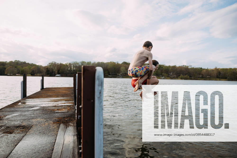 Children doing cannonball off dock during swim Cadiz, Kentucky, United States CR_WEKW260415-2000474-01 ,model released, Symbolfoto