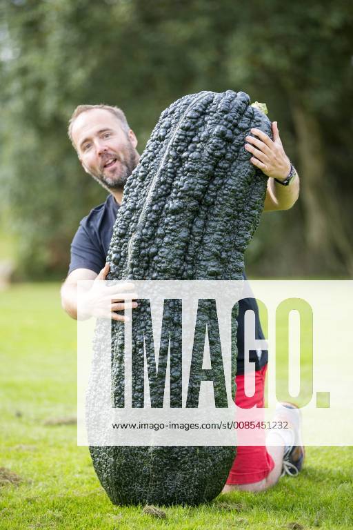 Harrogate, Yorkshire, UK - Harrogate UK. Kevin Fortey with his heaviest Marrow that weighed 72.2kg at the Giant Vegetable Competition today at the Autumn Harrogate Flower Show in Harrogate. Harrogate UK - ZUMAl94_ 20180914_zaf_l94_010
