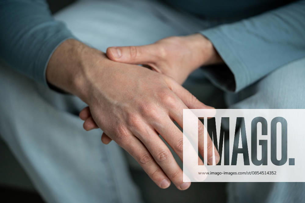 Nahaufnahme der Arme eines Mannes, der sein schmerzendes Handgelenk hält. Karpaltunnelsyndrom, Arthritis. Taubheitsgefühl in der Hand Nahaufnahme der Arme eines Mannes, der sein schmerzendes Handgelenk hält. Karpaltunnelsyndrom, Arthritis. Taubheitsgefühl in der Hand (License=RF) ,model released, Symbolfoto