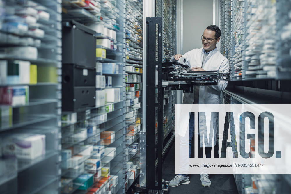 Pharmacist operating an order picking machine in a pharmacy model released, Symbolfoto property released, MFF10080