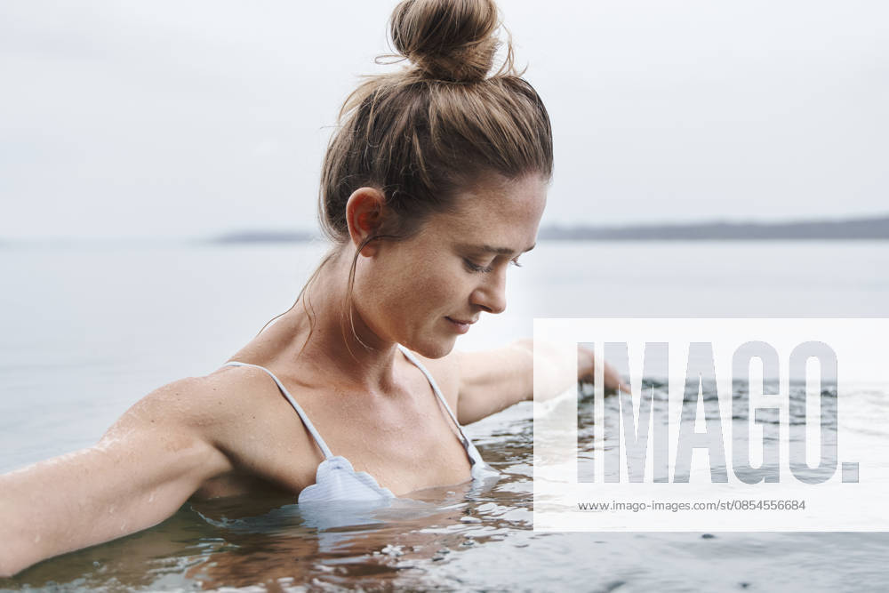 Beautiful woman with arms outstretched swimming in lake model released, Symbolfoto, PNEF03042