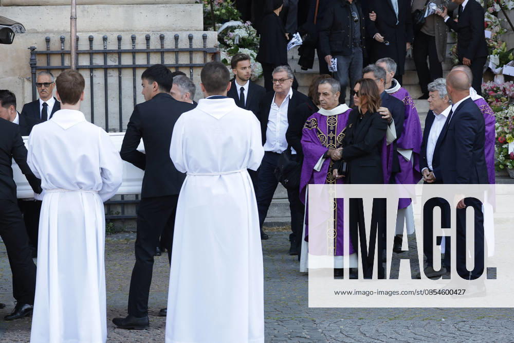 Laura Smet et son mari Raphaël Lancrey Javal, Jean Louis Borloo Exiting the funeral of Nathalie Baye at the Saint Sulpice church in Paris on April 24, 2026 Dominique Jacovides Coadic Guirec Bestimage Exiting the funeral of Nathalie Baye at the Saint Sulpice church in Paris on April 24, 2026 unknown