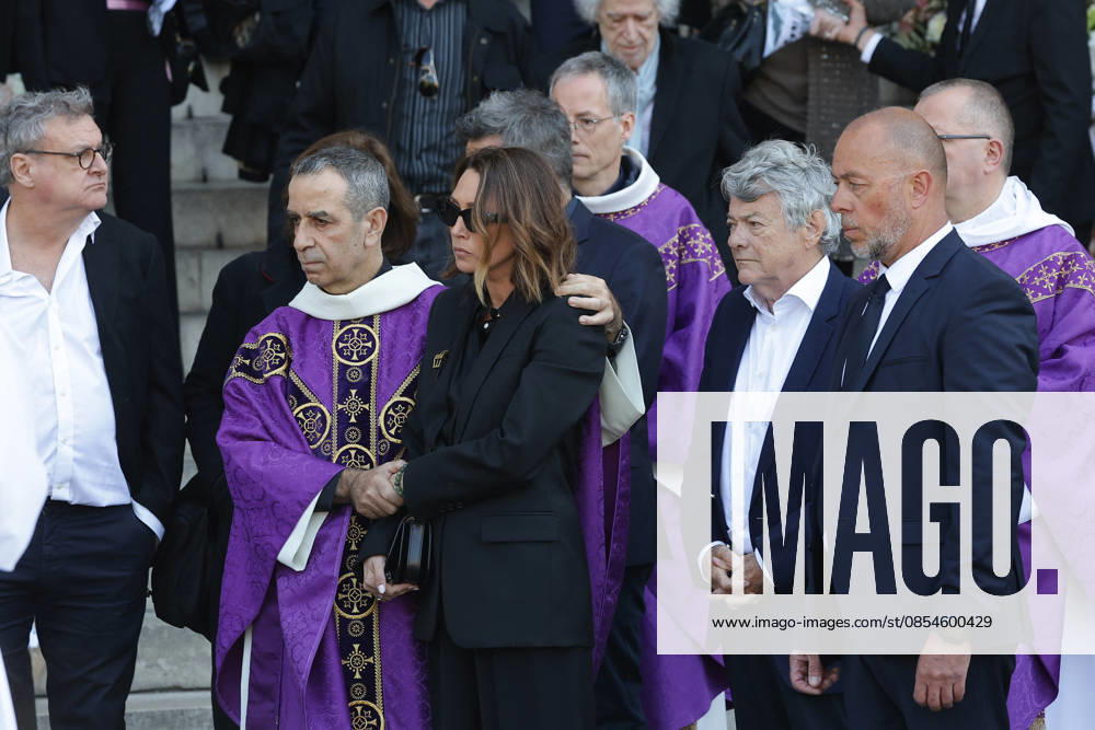 Laura Smet et son mari Raphaël Lancrey Javal, Jean Louis Borloo Exiting the funeral of Nathalie Baye at the Saint Sulpice church in Paris on April 24, 2026 Dominique Jacovides Coadic Guirec Bestimage Exiting the funeral of Nathalie Baye at the Saint Sulpice church in Paris on April 24, 2026 unknown