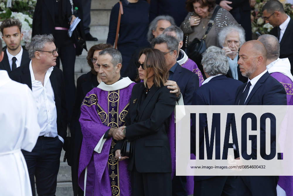 Laura Smet et son mari Raphaël Lancrey Javal, Jean Louis Borloo Exiting the funeral of Nathalie Baye at the Saint Sulpice church in Paris on April 24, 2026 Dominique Jacovides Coadic Guirec Bestimage Exiting the funeral of Nathalie Baye at the Saint Sulpice church in Paris on April 24, 2026 unknown