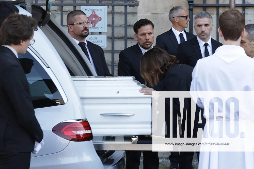 Laura Smet Exiting the funeral of Nathalie Baye at the Saint Sulpice church in Paris on April 24, 2026 Dominique Jacovides Coadic Guirec Bestimage Exiting the funeral of Nathalie Baye at the Saint Sulpice church in Paris on April 24, 2026 unknown