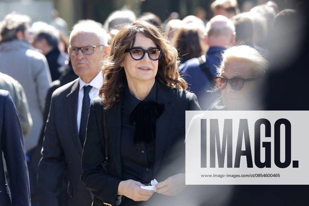Valérie Lemercier Exiting the funeral of Nathalie Baye at the Saint Sulpice church in Paris on April 24, 2026 Dominique Jacovides Coadic Guirec Bestimage Exiting the funeral of Nathalie Baye at the Saint Sulpice church in Paris on April 24, 2026 unknown