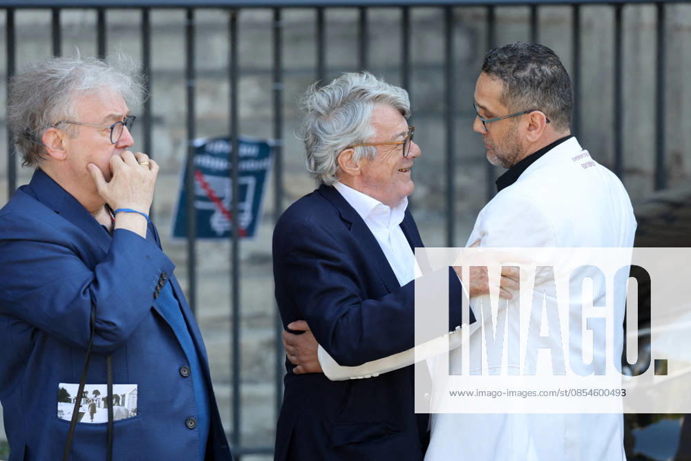 Dominique Besnehard, Jean Louis Borloo Exiting the funeral of Nathalie Baye at the Saint Sulpice church in Paris on April 23, 2026 Dominique Jacovides Coadic Guirec Bestimage Exiting the funeral of Nathalie Baye at the Saint Sulpice church in Paris on April 23, 2026 Paris France