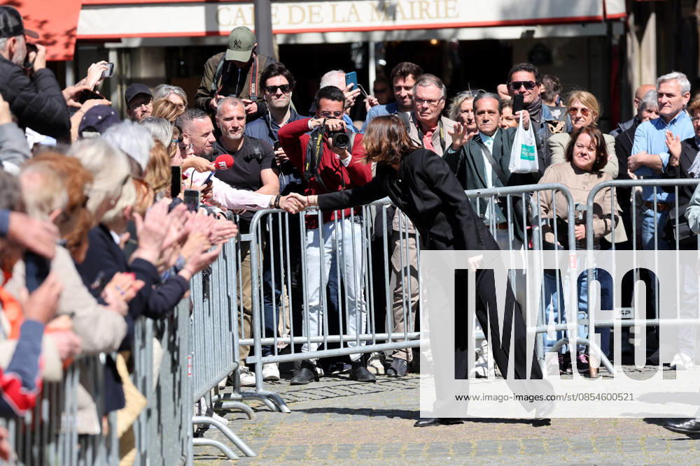 Laura Smet Exiting the funeral of Nathalie Baye at the Saint Sulpice church in Paris on April 23, 2026 Dominique Jacovides Coadic Guirec Bestimage Exiting the funeral of Nathalie Baye at the Saint Sulpice church in Paris on April 23, 2026 Paris France