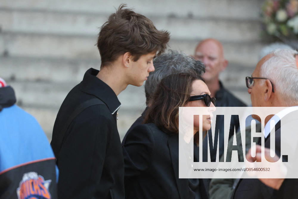 Laura Smet and her husbands son Exiting the funeral of Nathalie Baye at the Saint Sulpice church in Paris on April 23, 2026 Dominique Jacovides Coadic Guirec Bestimage Exiting the funeral of Nathalie Baye at the Saint Sulpice church in Paris on April 23, 2026 Paris France