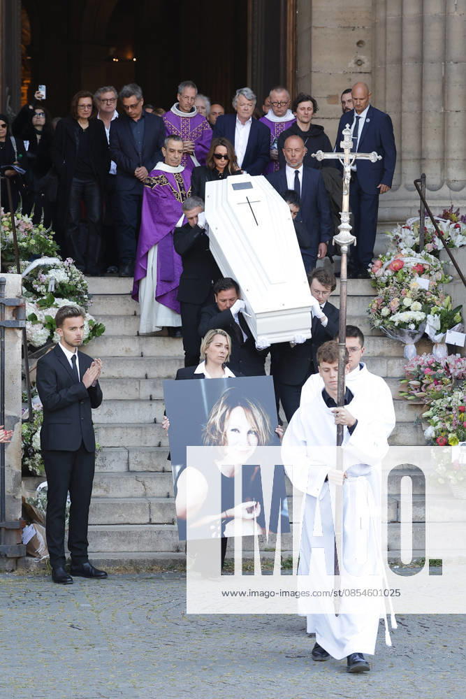 Laura Smet et son mari Raphaël Lancrey Javal, Jean Louis Borloo Exiting the funeral of Nathalie Baye at the Saint Sulpice church in Paris on April 24, 2026 Dominique Jacovides Coadic Guirec Bestimage Exiting the funeral of Nathalie Baye at the Saint Sulpice church in Paris on April 24, 2026 unknown