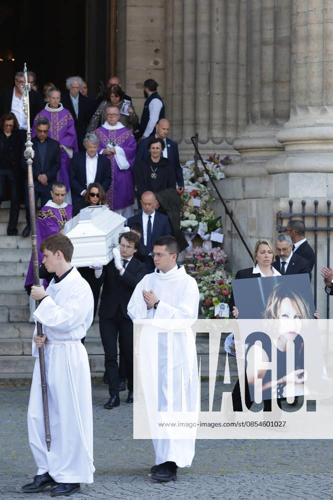 Laura Smet et son mari Raphaël Lancrey Javal, Jean Louis Borloo Exiting the funeral of Nathalie Baye at the Saint Sulpice church in Paris on April 24, 2026 Dominique Jacovides Coadic Guirec Bestimage Exiting the funeral of Nathalie Baye at the Saint Sulpice church in Paris on April 24, 2026 unknown