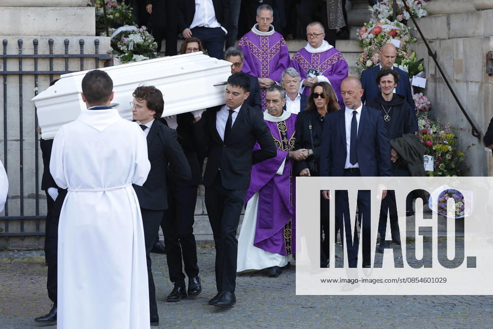 Laura Smet et son mari Raphaël Lancrey Javal, Jean Louis Borloo Exiting the funeral of Nathalie Baye at the Saint Sulpice church in Paris on April 24, 2026 Dominique Jacovides Coadic Guirec Bestimage Exiting the funeral of Nathalie Baye at the Saint Sulpice church in Paris on April 24, 2026 unknown