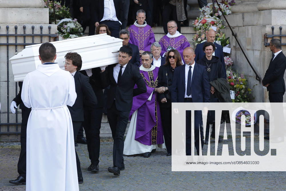 Laura Smet et son mari Raphaël Lancrey Javal, Jean Louis Borloo Exiting the funeral of Nathalie Baye at the Saint Sulpice church in Paris on April 24, 2026 Dominique Jacovides Coadic Guirec Bestimage Exiting the funeral of Nathalie Baye at the Saint Sulpice church in Paris on April 24, 2026 unknown