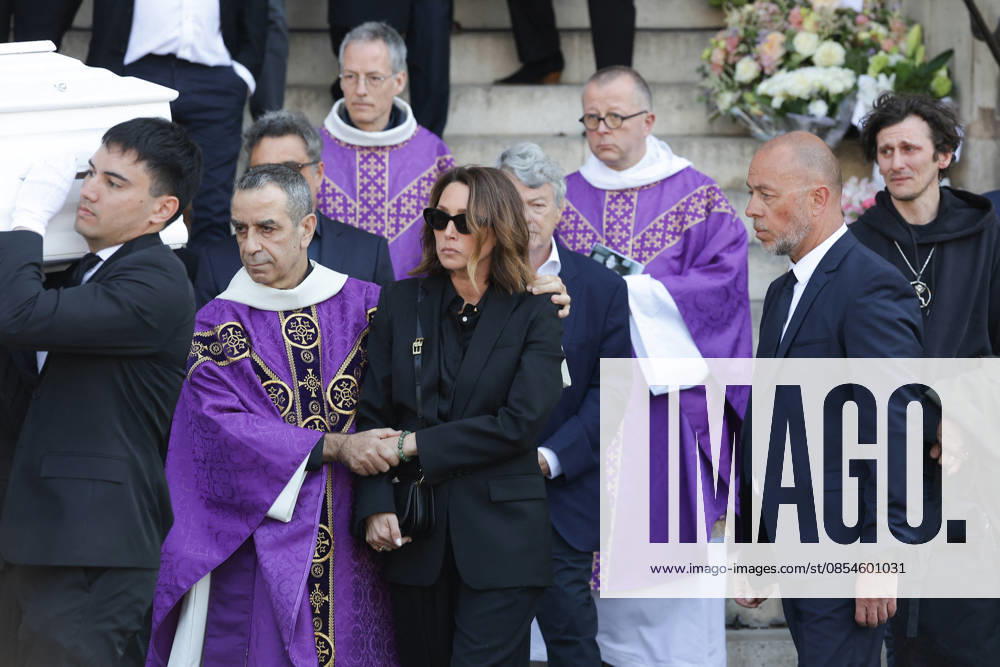 Laura Smet et son mari Raphaël Lancrey Javal, Jean Louis Borloo Exiting the funeral of Nathalie Baye at the Saint Sulpice church in Paris on April 24, 2026 Dominique Jacovides Coadic Guirec Bestimage Exiting the funeral of Nathalie Baye at the Saint Sulpice church in Paris on April 24, 2026 unknown
