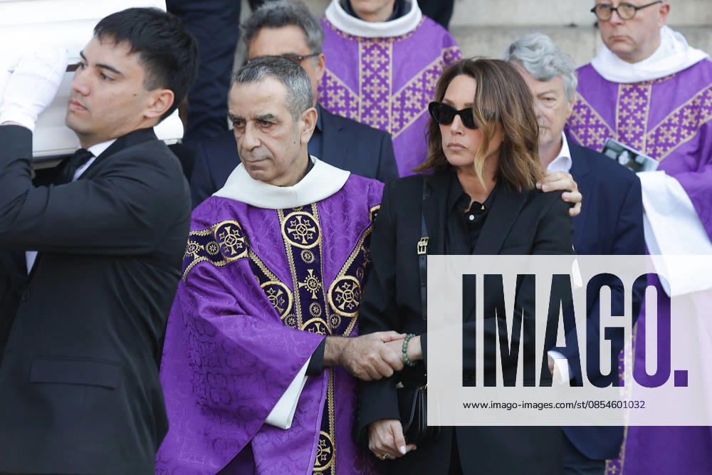 Laura Smet et son mari Raphaël Lancrey Javal, Jean Louis Borloo Exiting the funeral of Nathalie Baye at the Saint Sulpice church in Paris on April 24, 2026 Dominique Jacovides Coadic Guirec Bestimage Exiting the funeral of Nathalie Baye at the Saint Sulpice church in Paris on April 24, 2026 unknown