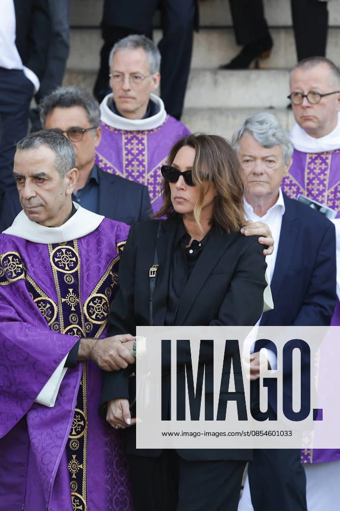 Laura Smet et son mari Raphaël Lancrey Javal, Jean Louis Borloo Exiting the funeral of Nathalie Baye at the Saint Sulpice church in Paris on April 24, 2026 Dominique Jacovides Coadic Guirec Bestimage Exiting the funeral of Nathalie Baye at the Saint Sulpice church in Paris on April 24, 2026 unknown