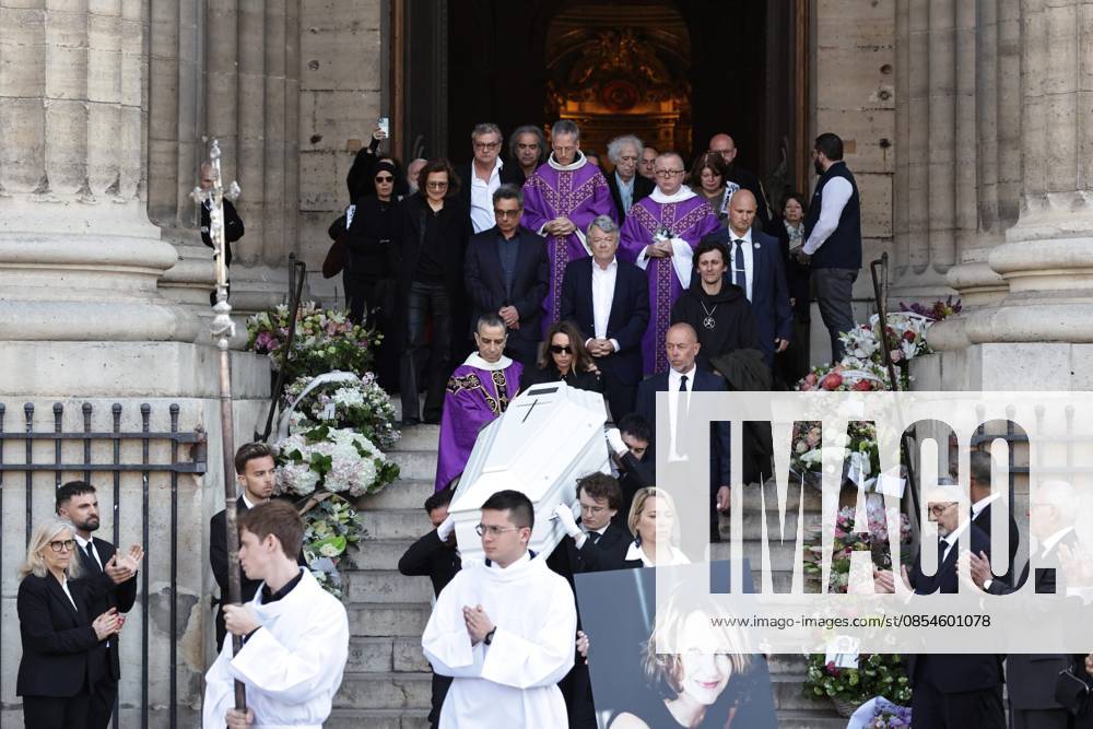 Funeral of the French actress Nathalie Baye PHOTOPQR LE PARISIEN LP Fred Dugit Paris 24 04 2026 Culture Paris Ve , le 24 04 2026 Obsèques de lactrice française Nathalie Baye à léglise parisienne de Saint Sulpice Sortie du cercueil LP Fred Dugit 24 April 2026, Paris 5th arrondissement , France Funeral of the French actress Nathalie Baye at the Church of Saint Sulpice in Paris Local Caption LP Fred Dugit Paris 75 France