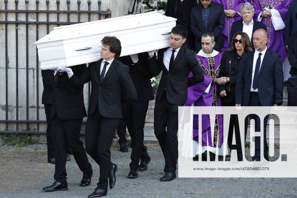 Funeral of the French actress Nathalie Baye PHOTOPQR LE PARISIEN LP Fred Dugit Paris 24 04 2026 Culture Paris Ve , le 24 04 2026 Obsèques de lactrice française Nathalie Baye à léglise parisienne de Saint Sulpice Sortie du cercueil LP Fred Dugit 24 April 2026, Paris 5th arrondissement , France Funeral of the French actress Nathalie Baye at the Church of Saint Sulpice in Paris Local Caption LP Fred Dugit Paris 75 France